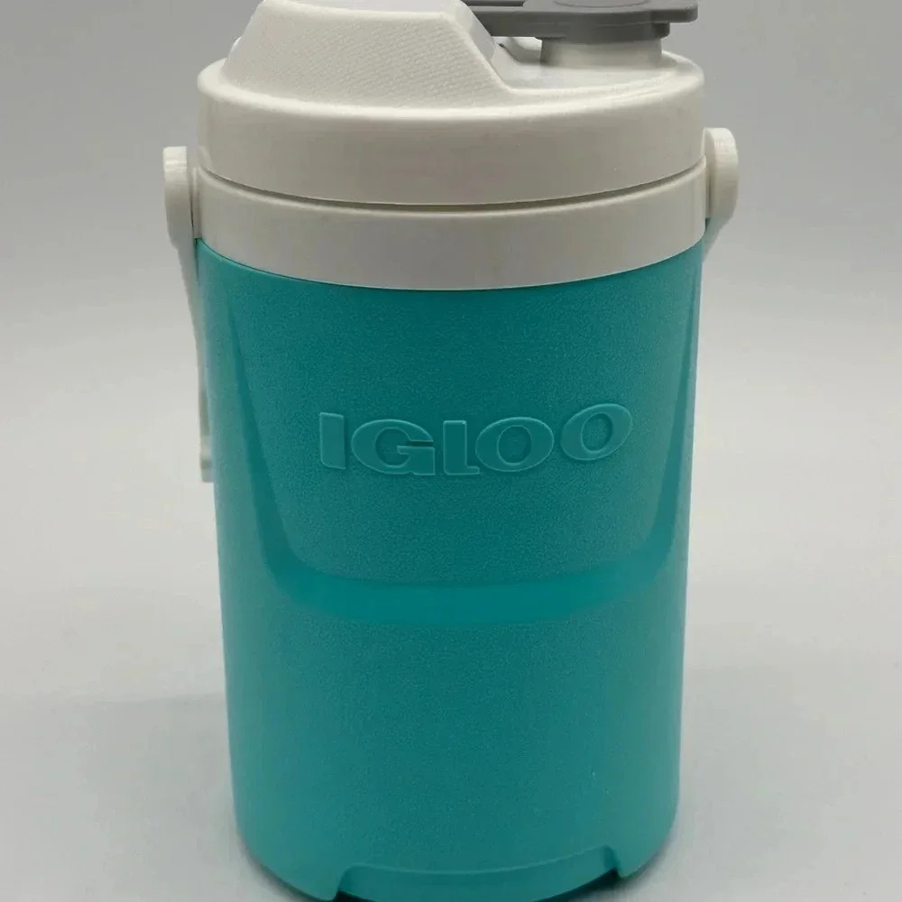 Igloo 1/2 Gallon Laguna Sport Beverage Jug with Hooks -‎ Light Blue